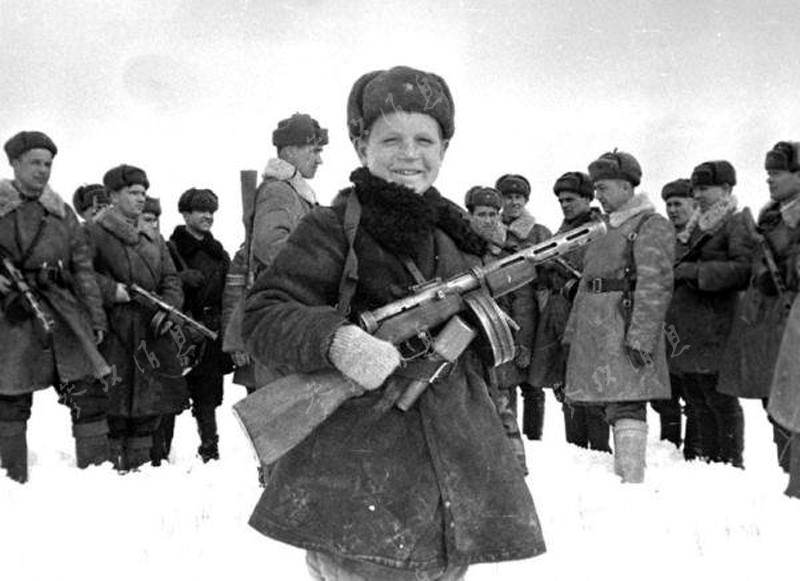 A peine âgé de 15 ans, ce jeune soldat de l'Armée Rouge porte un pistolet-mitrailleur PPsh.