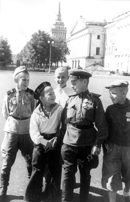 Des jeunes soldats sur la Place du Palais à Leningrad.