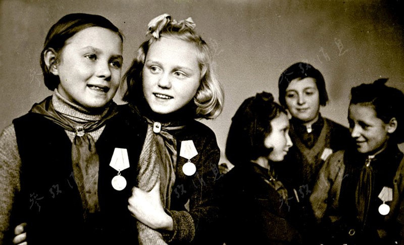 De jeunes étudiantes, décorées de la 47e de la médaille de la défense de Leningrad pour mérites exceptionnels.