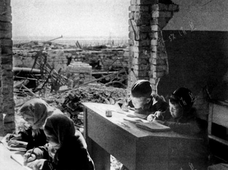 Des enfants en classe dans une école en ruines de Stalingrad.