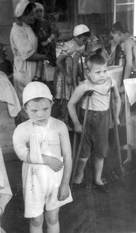 Des enfants blessés à l’hôpital de Leningrad.