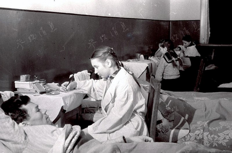 A l'intérieur d'un hôpital de l’arrière à Kaliningrad, des étudiantes écrivent des lettres pour les soldats blessés.