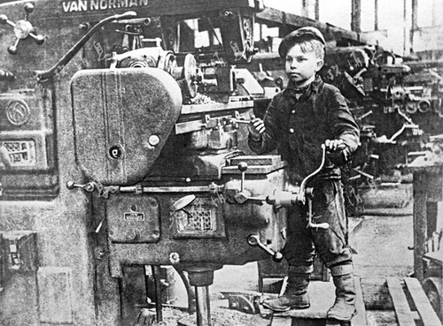 Un jeune ouvrier fait fonctionner une machine dans une usine automobile de Perm, en 1943.