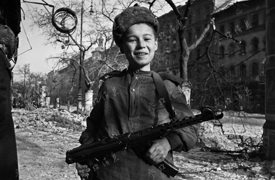 Un jeune soldat soviétique en Autriche, avril 1945.