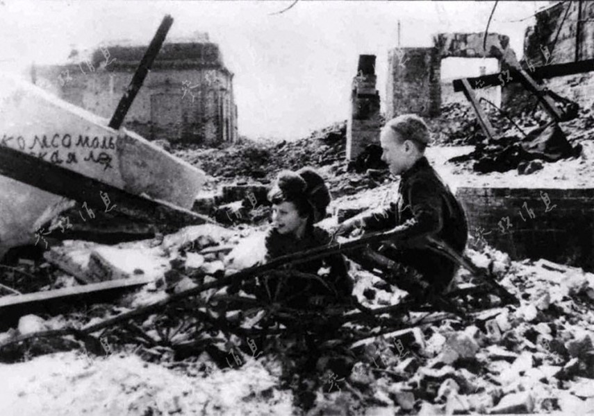 Des enfants soviétiques jouent dans les ruines de Stalingrad, en 1944.