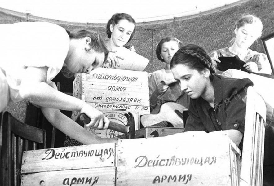 En juillet 1941, à Leningrad, des jeunes filles préparent l'approvisionnement des soldats du front.