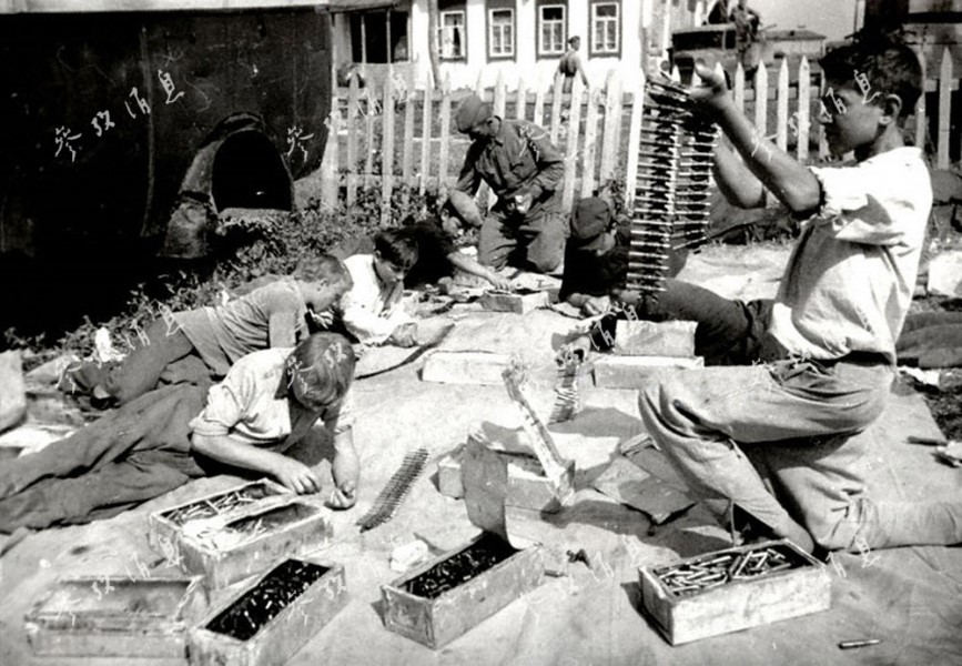 Des jeunes soviétiques préparent des munitions pour les soldats du front, en 1942.