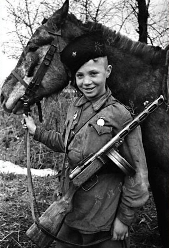 Avril 1943, un jeune cavalier, qui vient d’être décoré.