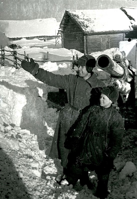 En janvier 1942, un jeune soviétique avec un soldat de l’armée rouge.