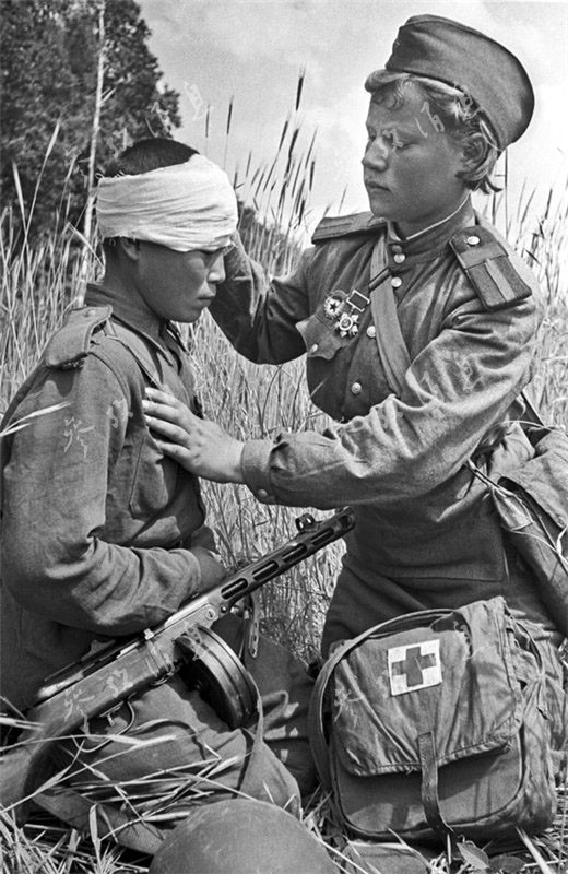 Une infirmière soigne un jeune soldat soviétique.