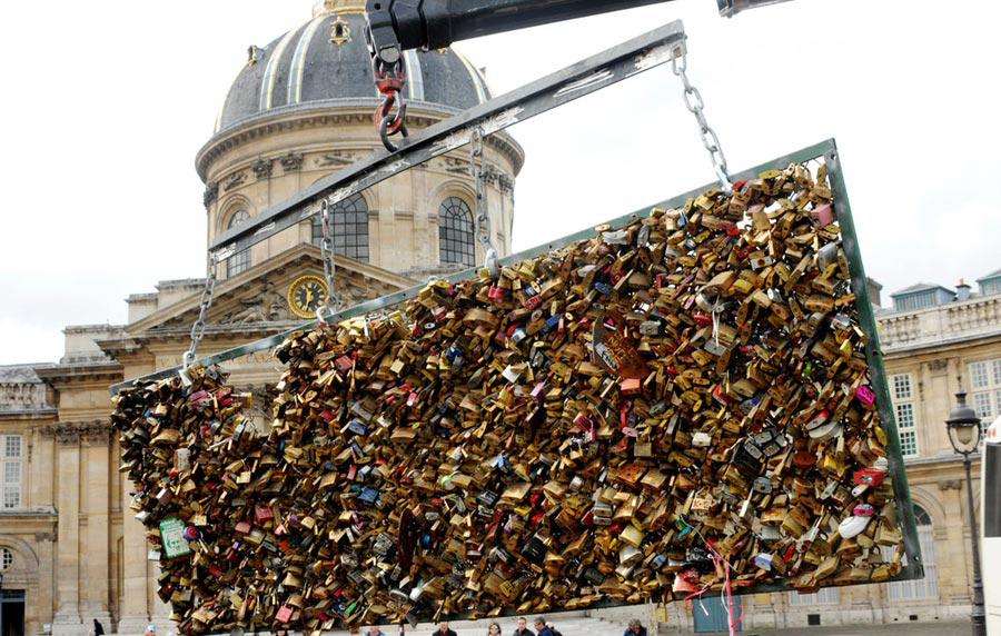 Paris : le Pont des Arts libéré de ses "cadenas d'amour"