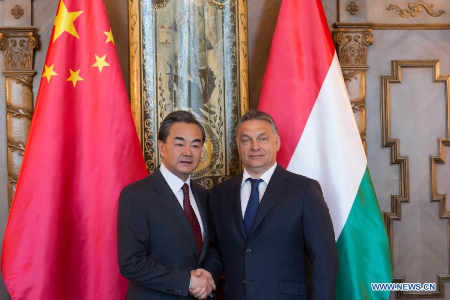 Le Premier ministre hongrois et le ministre chinois des Affaires étrangères discutent de la cooperation bilatérale à Budapest