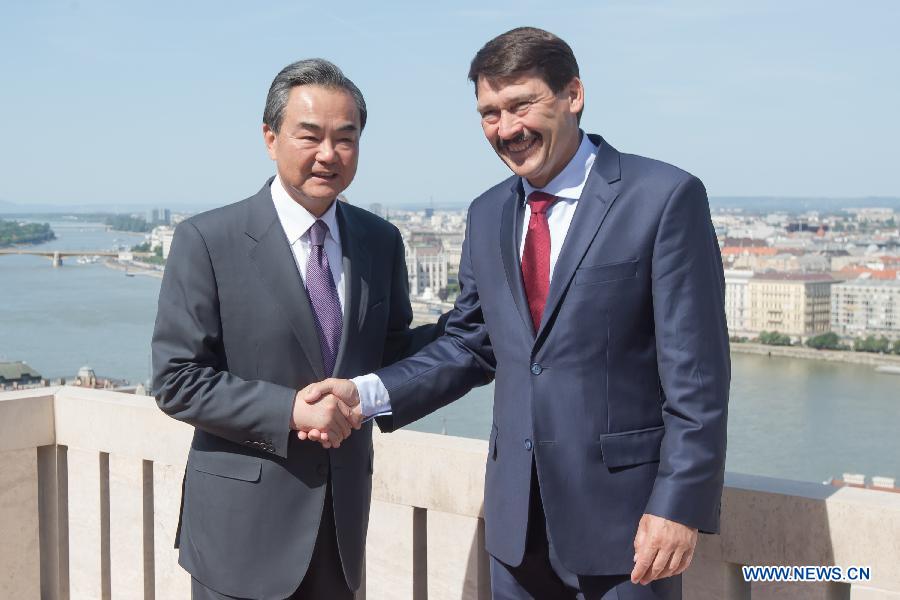 Le président hongrois et le ministre chinois des AE se rencontrent pour discuter des relations bilatérales