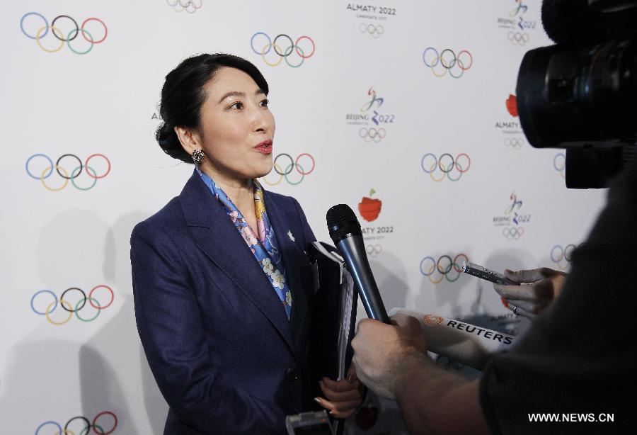 Zhou Xing, membre de la délégation chinoise, accorde une interview après la réunion de communication entre le Comité International Olympique (CIO) et les villes candidates à l'organisation des JO d'hiver 2022, à Lausanne, en Suisse, le 9 juin 2015. (Xinhua/Zhou Lei)