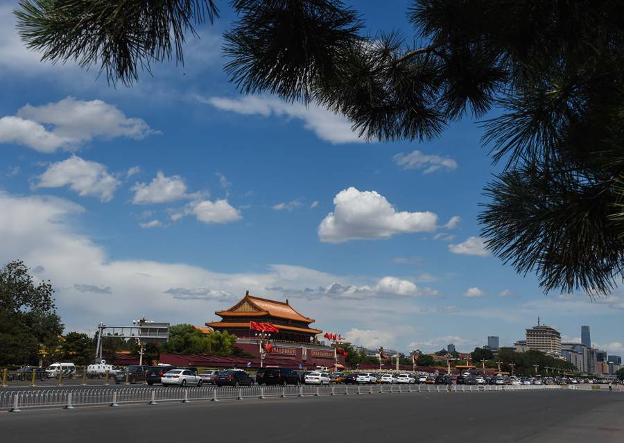 L’avenue Chang'an sous un ciel bleu et des nuages blancs à Beijing, le 11 juin après plusieurs jours de pluies. [Photo / Xinhua]