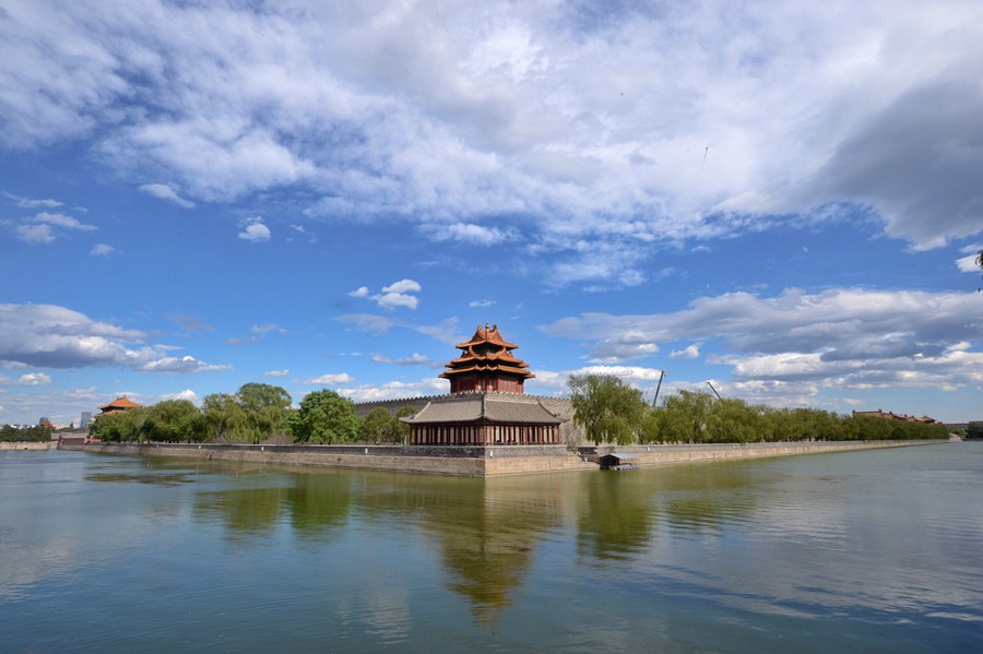 La Cité Interdite, également connue sous le nom de Musée du Palais, sous un ciel clair, le 11 juin à Beijing. [Photo / Xinhua]