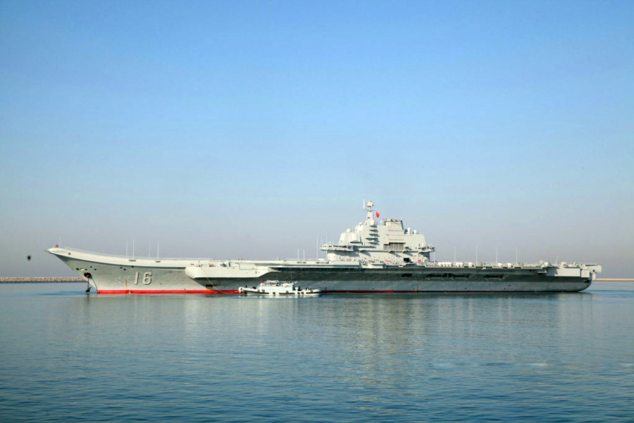 Le porte-avions chinois Liaoning quitte son port pour un entraînement et des tests