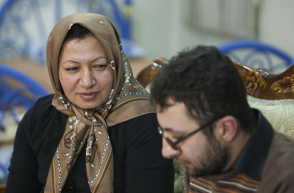 Sakineh Mohammadi Ashtiani, une femme iranienne condamnée à mort par lapidation, regarde son fils Sajjad Ghaderzadeh lors d'une réunion d'un organisme provincial d'aide sociale à Tabriz, se trouvant à 633 km au nord-ouest de Téhéran, le 1er janvier 2011. [Photo/Agences]