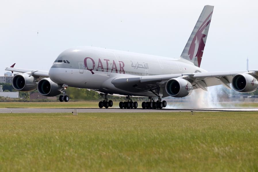 Un Airbus A380 de Qatar Airways, le plus grand avion de ligne du monde, atterrit à l'aéroport du Bourget, la veille de l'ouverture du 51e Salon du Bourget, le 14 juin 2015. [Photo / Agences]