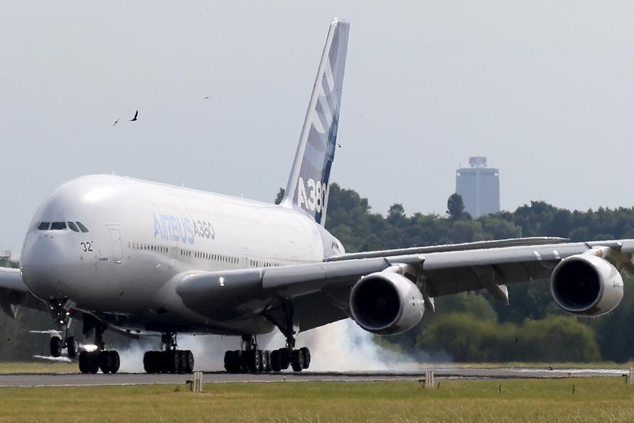 Un Airbus A380, le plus grand avion de ligne du monde, atterrit à l'aéroport du Bourget, la veille de l'ouverture du 51e Salon du Bourget, le 14 juin 2015. [Photo / Agences]