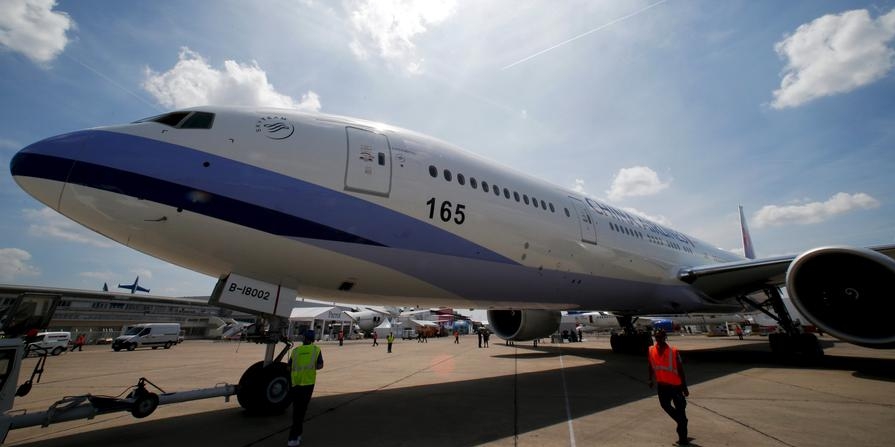 Des ouvriers déplacent un Boeing 777-300ER de China Airlines vers un emplacement de présentation statique, deux jours avant l'ouverture. [Photo / Agences]