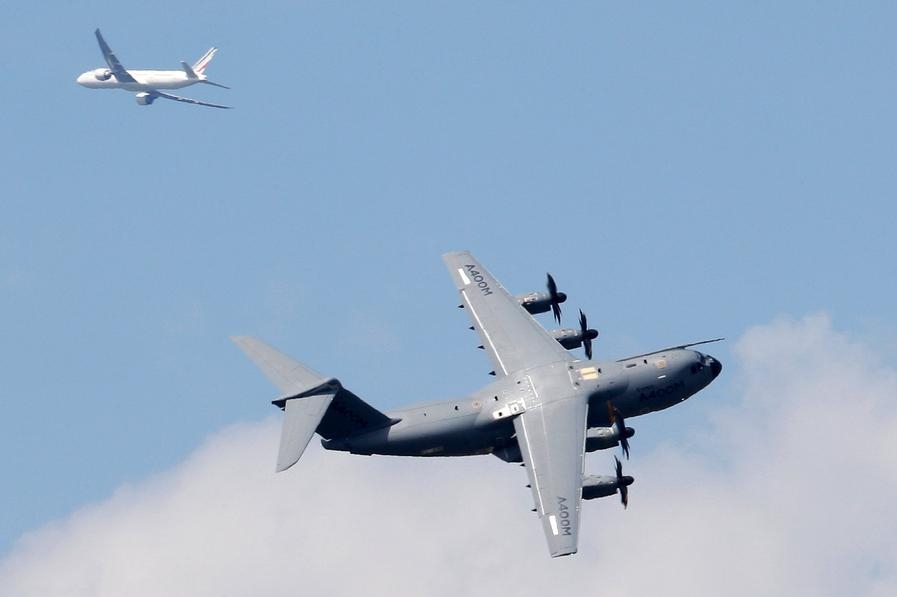 Un avion militaire A400M d'Airbus participe à une démonstration en vol au cours du 51e Salon du  Bourget, près de Paris, le 13 juin 2015. [Photo / Agences]