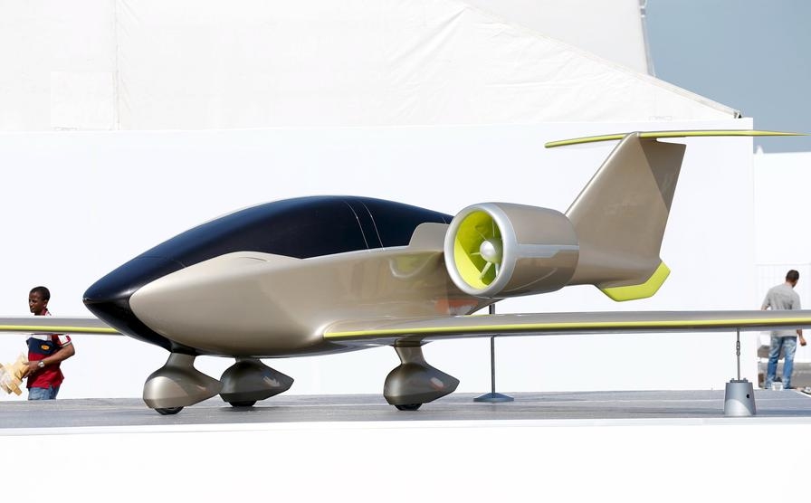Un avion électrique E-Fan 2.0, vu en présentation statique deux jours avant l'ouverture du 51e Salon du Bourget, près de Paris le 13 juin 2015. [Photo / Agences]