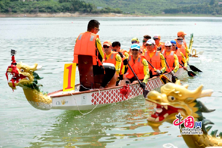 Beijing : grande course de bateaux-dragons sur le lac Jinhai