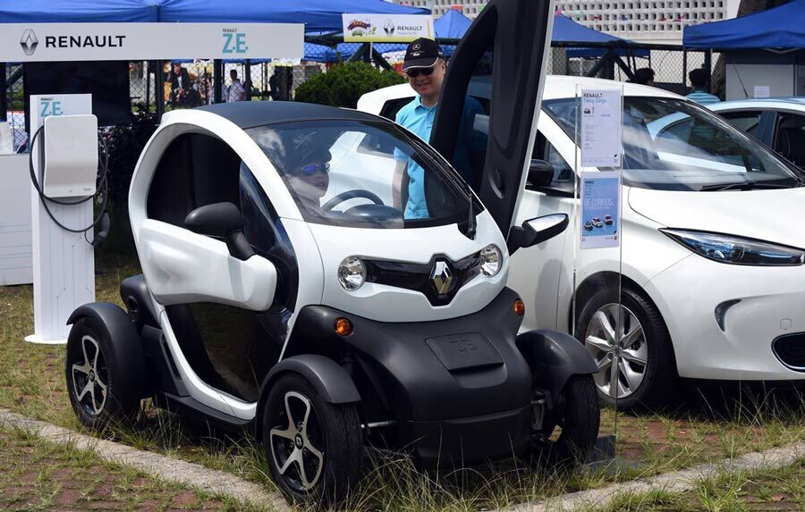 Les véhicules électriques vedettes d'un carnaval à Hong Kong