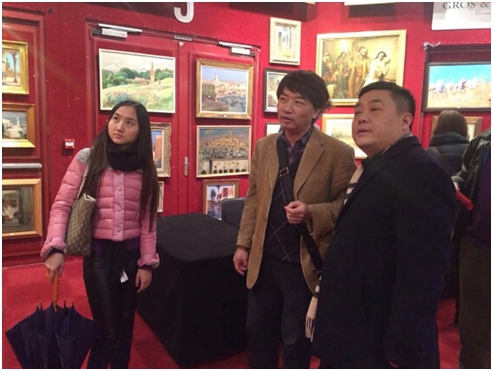 Les clients chinois visitent une exposition pré-vente de Drouot.