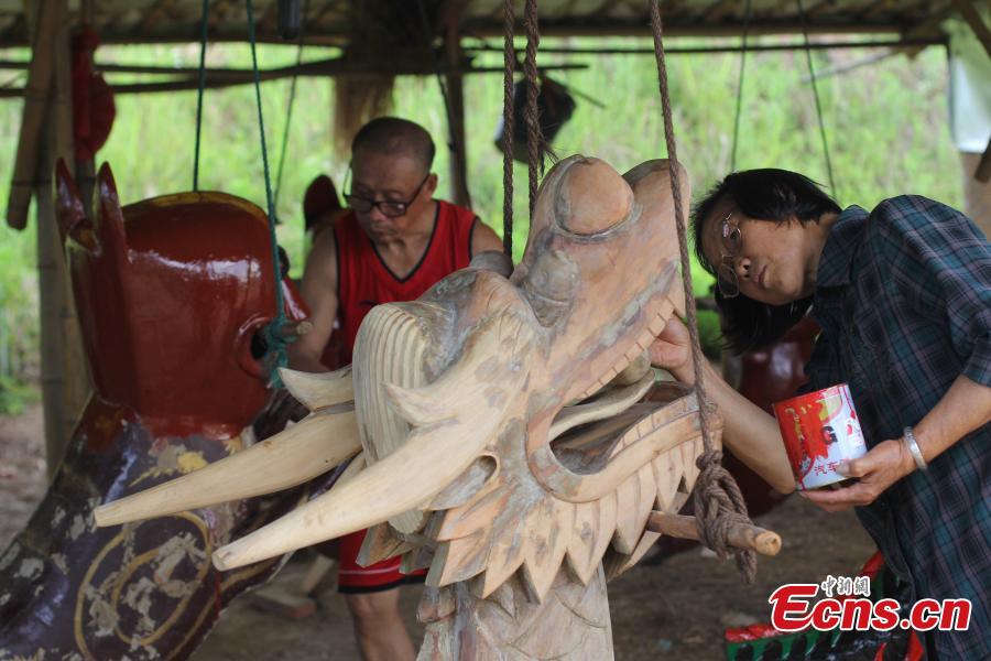 Zhou Chengyun, un artisan, met la touche finale à une sculpture qui sera utilisée dans une course de bateaux-dragons, dans le comté de Daoxian de la province du Hunan, en Chine centrale. Quelques jours avant la Fête des bateaux-dragons du 20 juin, Zhou et sa femme se sont lancés dans une course contre la montre afin de fabriquer cinq nouvelles têtes de dragon pour la course de bateaux et en rénover huit anciennes. Le comté de Daoxian est renommé pour sa fabrication de bateaux-dragons.