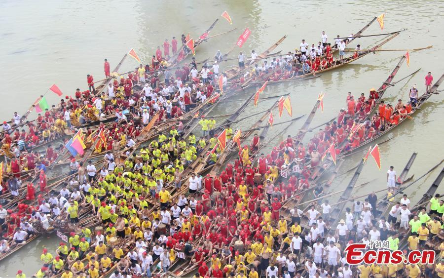 Des bateaux-dragons réunis avant une course sur une rivière, dans le comté de Daoxian de la province du Hunan, en Chine centrale.