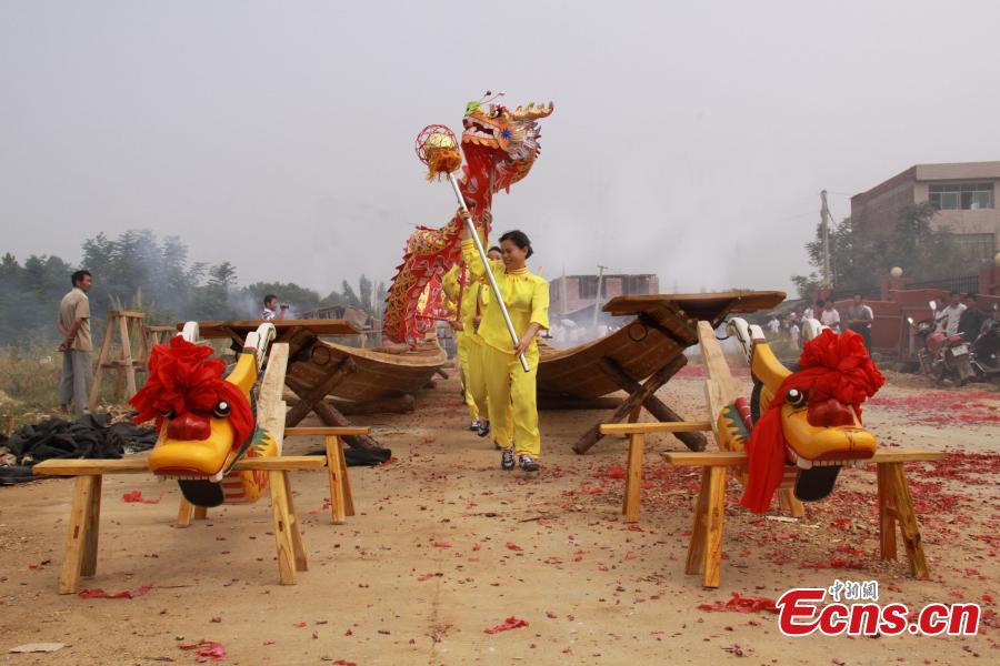 Une cérémonie, telle qu'elle se tient habituellement pour baptiser un nouveau bateau-dragon, dans le comté de Daoxian de la province du Hunan, en Chine centrale.