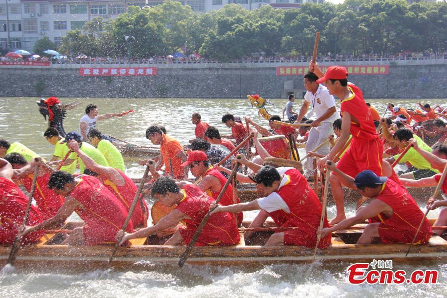 Une photo d'archives non datée d'une course de bateaux-dragons dans le comté de Daoxian de la province du Hunan, en Chine centrale.