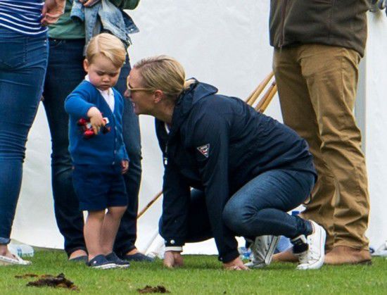 Le petit prince George regarde son père jouer au polo