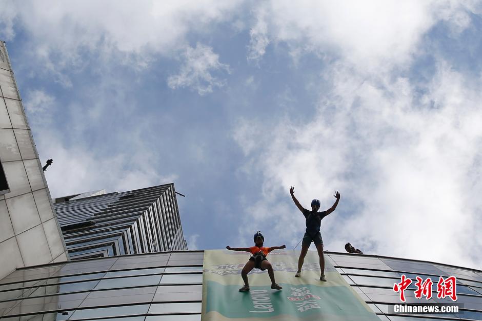 Beijing : un défilé « vertical » sur la façade d'un immeuble