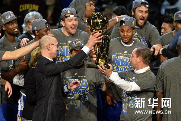 NBA : les Golden State Warriors remportent le titre