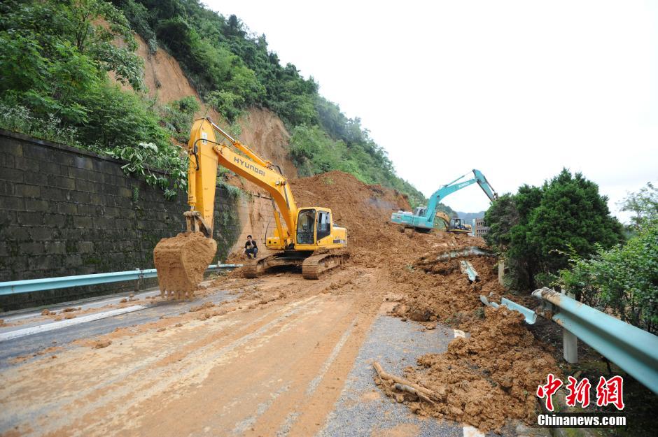 Route bloquée par des glissements de terrain suite aux dernières grosses pluies. (CNS/He Junyi)