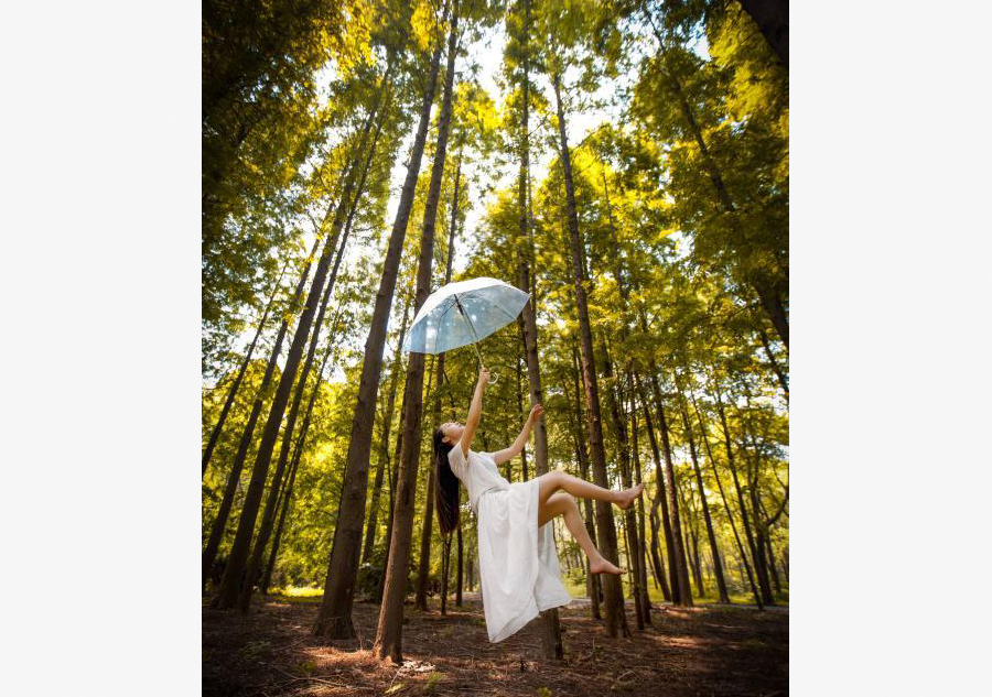 Xiao Ge, la pole-danseuse qui flotte dans les airs