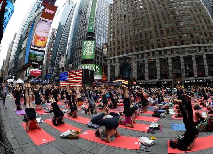 Ban Ki-moon célèbre la Journée Internationale du Yoga avec 30 000 personnes à New York