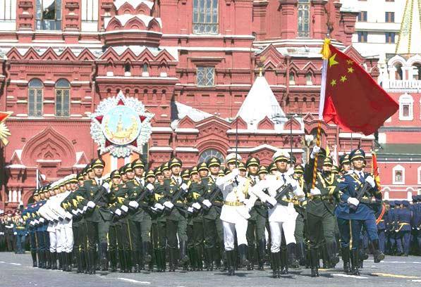 Des militaires chinois défilent lors d'une répétition pour la parade du Jour de la Victoire sur la Place Rouge à Moscou, en Russie, le 7 mai 2015. [Photo / Xinhua]