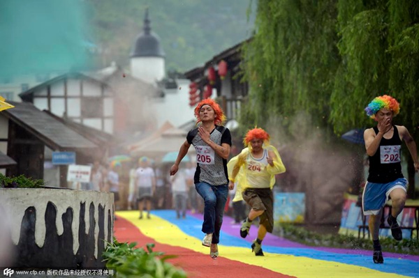 Organisation d'une course à talons hauts dans un site touristique de Chongqing, le 20 juin 2015. [Photo/CFP]