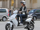 Paris : lancement de scooters électriques en libre-service