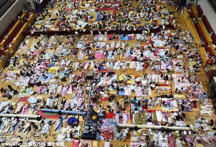 Wuhan : des étudiants dorment dans un gymnase pour échapper à la chaleur
