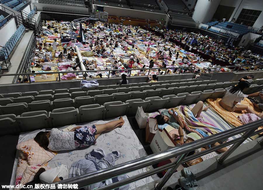 De nombreux étudiants ont dormi sur le plancher d'un gymnase de l'Université Normal de la Chine Central (CCNU) à Wuhan, la province de Hubei, le 29 juin  2015.