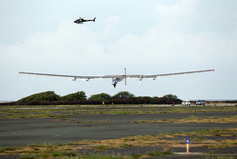 Solar Impulse 2 atterrit à Hawaï après 118 heures de survol du Pacifique