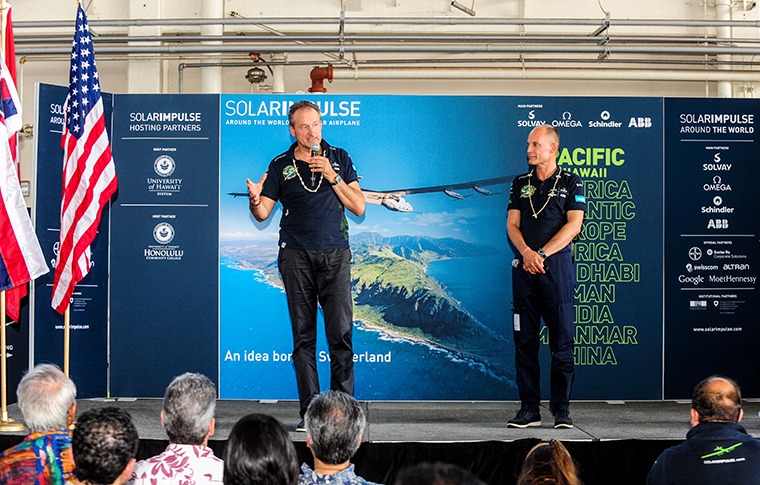 Solar Impulse 2 atterrit à Hawaï après 118 heures de survol du Pacifique