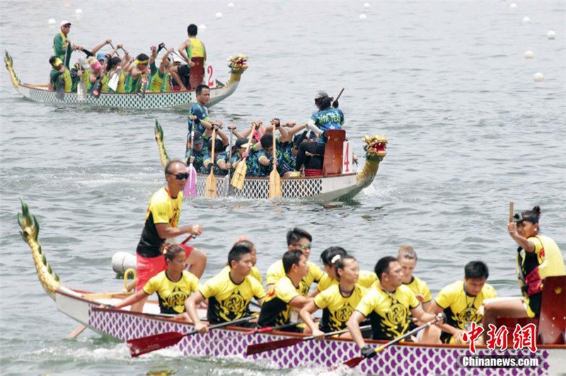 Début de la course de bateaux-dragons à Hong Kong
