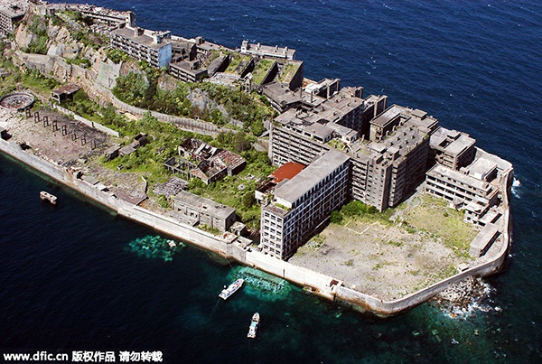 Cette photo non datée montre Gunkanjima, l’ île cuirassé, utilisée pour le travail forcé des Coréens pendant la Seconde Guerre mondiale. [Photo/IC]