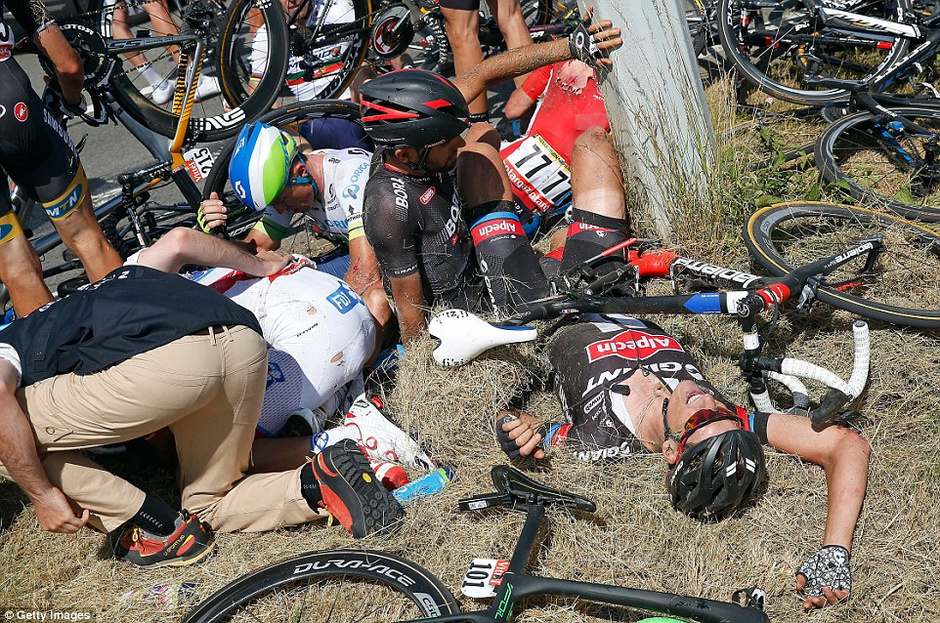 Tour de France : chute dramatique d'une trentaine de coureurs